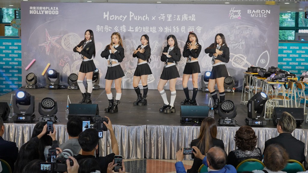 Honey Punch女成員以校服Look現身。