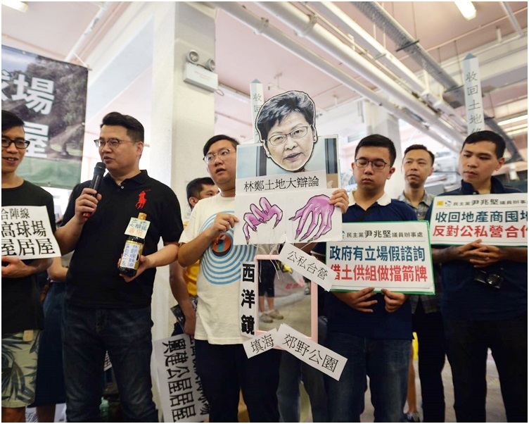 數十人趁論壇舉行前到場請願。