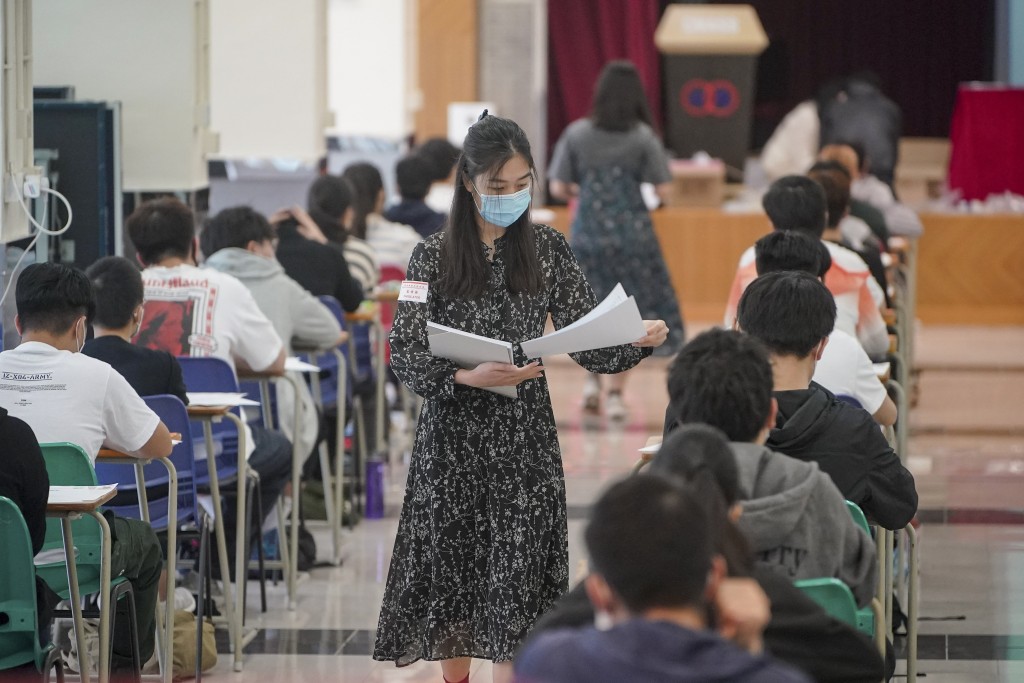 中学文凭试笔试4月21日开考，首个开考的科目是英国语文。
