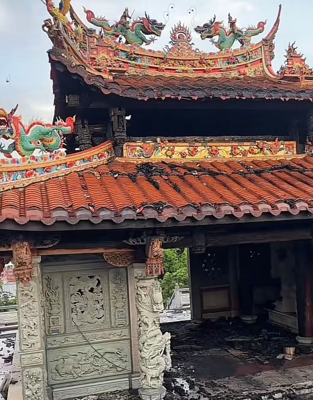 網傳福建安溪廟宇遭雷擊著火。微博@昆侖山小神仙 網傳福建安溪廟宇遭雷擊著火。微博@昆侖山小神仙