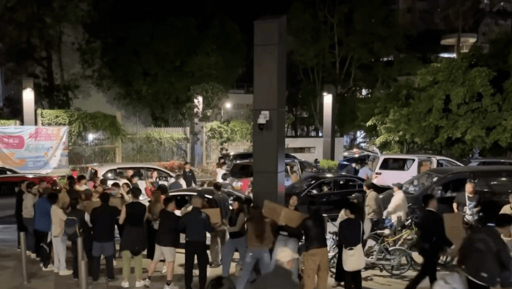 畫面中可見街道上泊滿多輛載滿物資的汽車,大批市民以「人鏈」傳遞方式,將載有緊急物資的大型紙箱搬快速搬送到目的地。Thread@sl.hike 畫面中可見街道上泊滿多輛載滿物資的汽車,大批市民以「人鏈」傳遞方式,將載有緊急物資的大型紙箱搬快速搬送到目的地。Thread@sl.hike