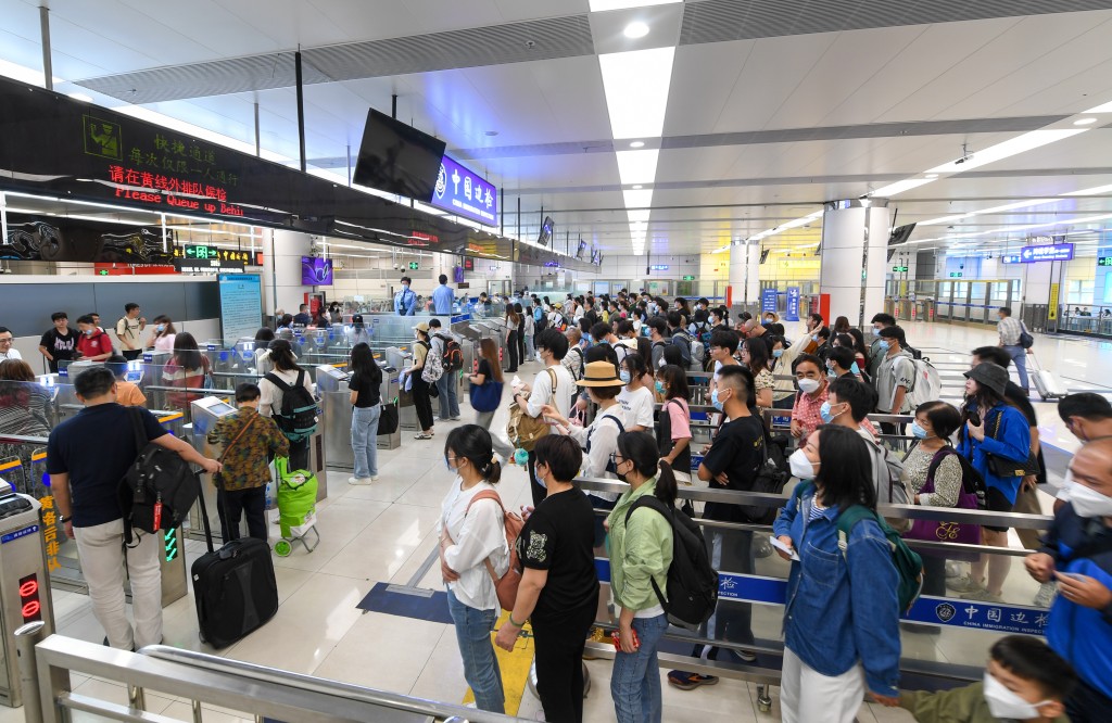 預計入境高峰是12月26日，入境人次約62.6萬。 新華社資料圖