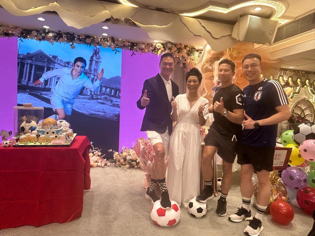 衛駿輝早前辦生日會，好友鄧達智（左）等穿上足球運服到賀。