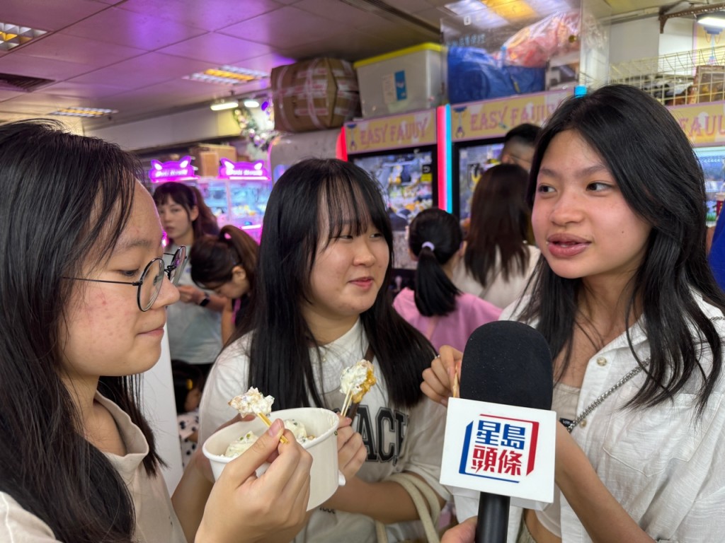 何小姐（右）、陈小姐（中）一行人认为香港「都有好多嘢玩、唔一定要上去」。陈俊豪摄