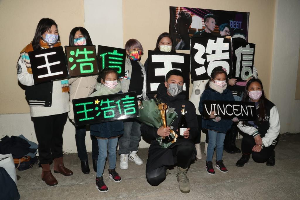 電視城門外有10多名粉絲冒寒守候,為浩信打氣。
