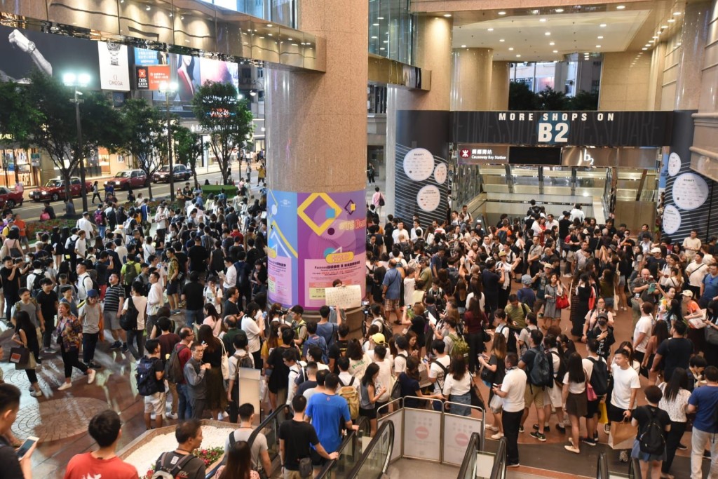 另一批市民則聚集在銅鑼灣時代廣場。