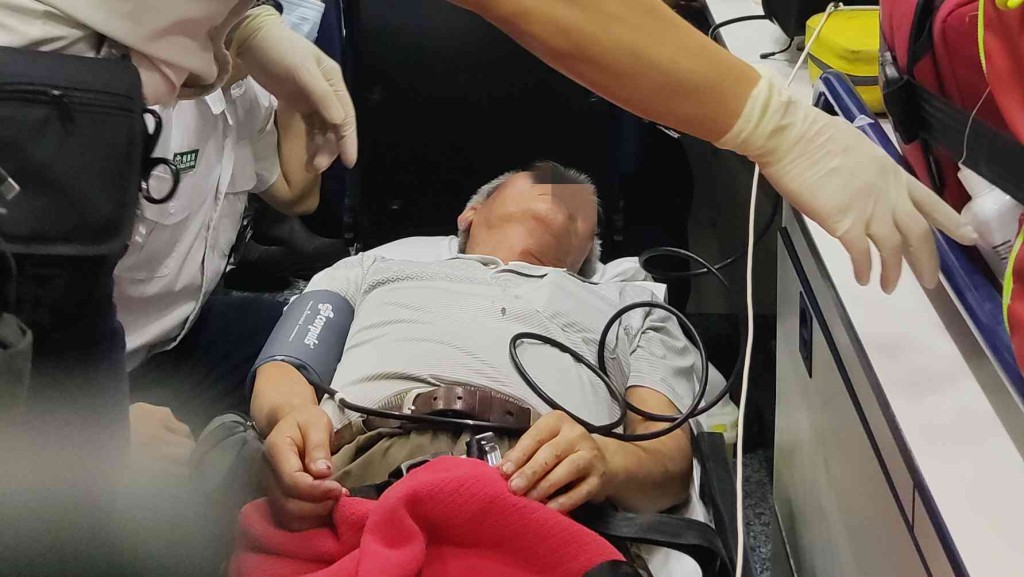男子清醒被送往醫院治理。