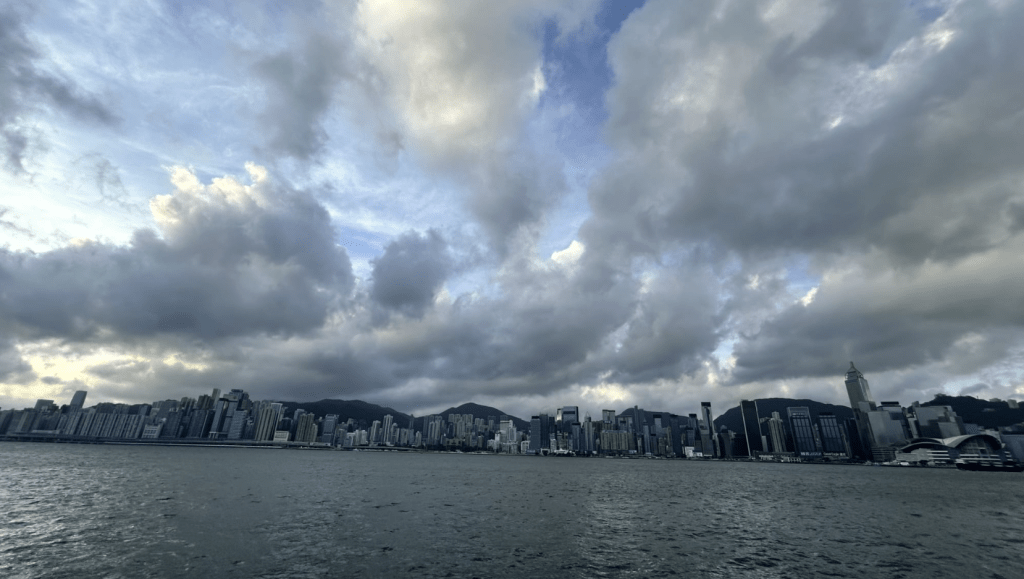 本港地區今日大致多雲,有幾陣驟雨。蔡楚輝攝 本港地區今日大致多雲,有幾陣驟雨。蔡楚輝攝