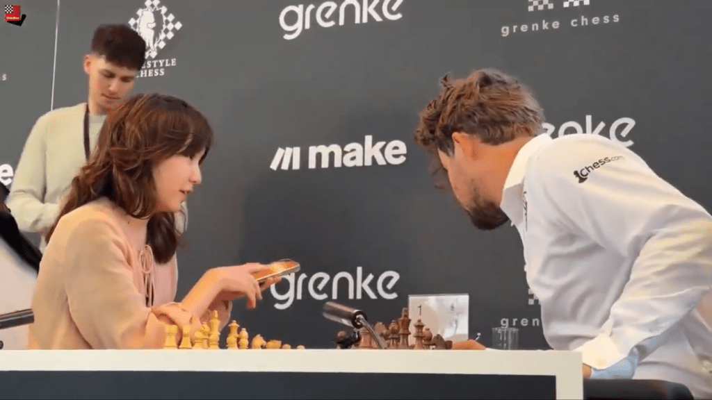 努尔曼鼓气勇气邀请卡尔森自拍。 X@PicturesFoIder 努尔曼鼓气勇气邀请卡尔森自拍。 X@PicturesFoIder