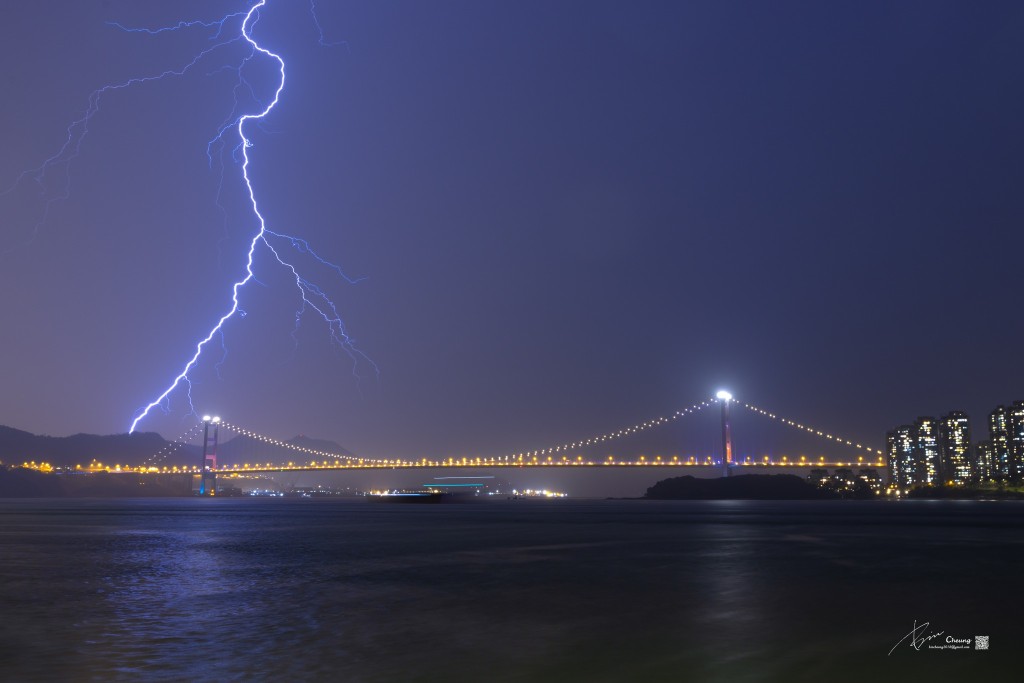 昨晚黃雨期間青馬大橋上空閃電不斷。社區天氣觀測計劃 CWOS FB @Bin Cheung攝