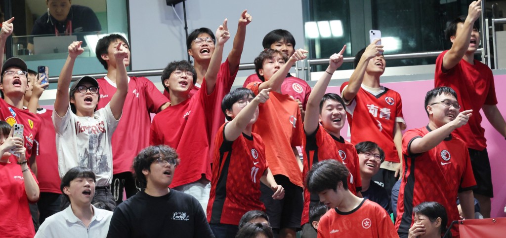 教練多謝球迷落力打氣。徐嘉華攝 教練多謝球迷落力打氣。徐嘉華攝