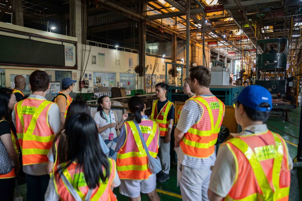 人才辦帶領來港人才及其家人參觀屈地街電車廠,了解「叮叮」的歷史和製作後台。 人才辦帶領來港人才及其家人參觀屈地街電車廠,了解「叮叮」的歷史和製作後台。