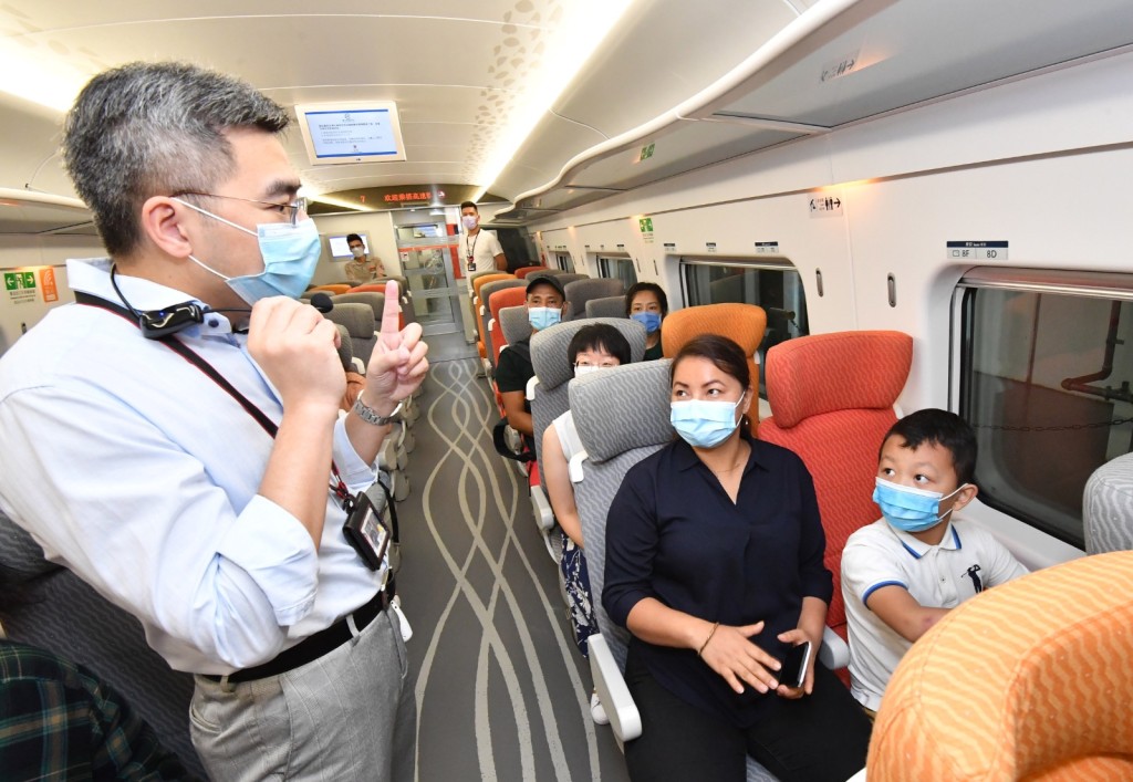 高鐵職員肩負導賞員角色，向參觀人士介紹列車停放處的設備及其運作。