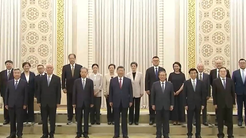 央視播出習近平接見江澤民親屬畫面。央視