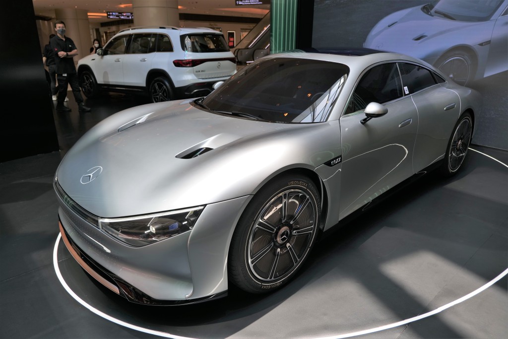 ●平治Vision EQXX概念车，配备100kWh锂电，续航力达1,000公里。