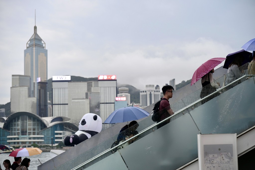受廣闊低壓槽及高空擾動影響,廣東沿岸今早(1日)有驟雨及雷暴。資料圖片 受廣闊低壓槽及高空擾動影響,廣東沿岸今早(1日)有驟雨及雷暴。資料圖片