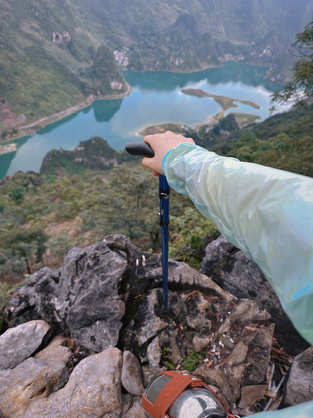 张馨予在广西浩坤湖行山打卡。微博