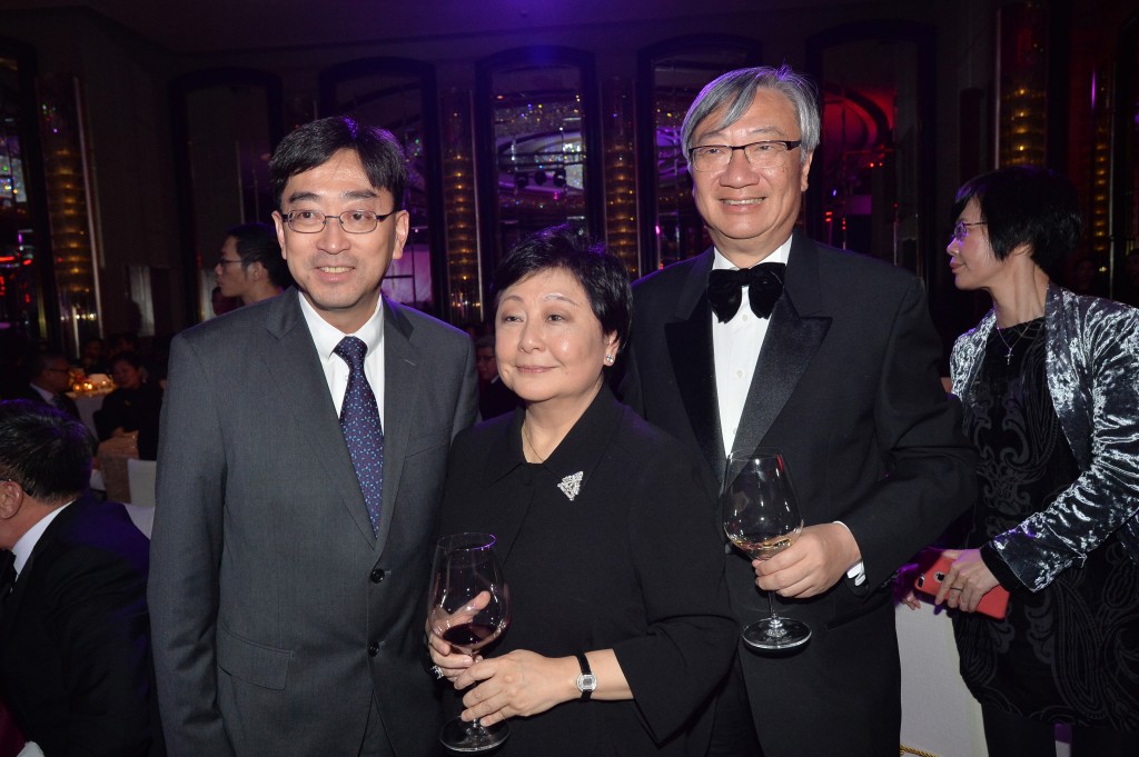 袁天凡夫妇（中及右）近期斥资2,730.6万元，向「收租王」永伦集团家族购入金钟美国银行中心一个高层单位。