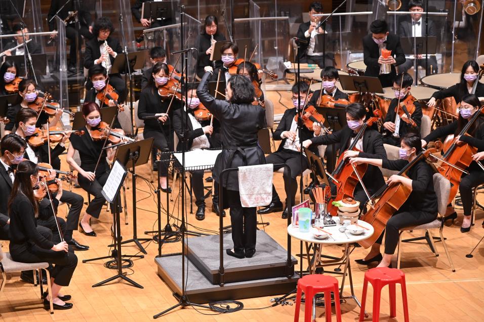 演艺交响乐团于香港特别行政区成立二十五周年音乐会演奏得奖作品《大排档》。