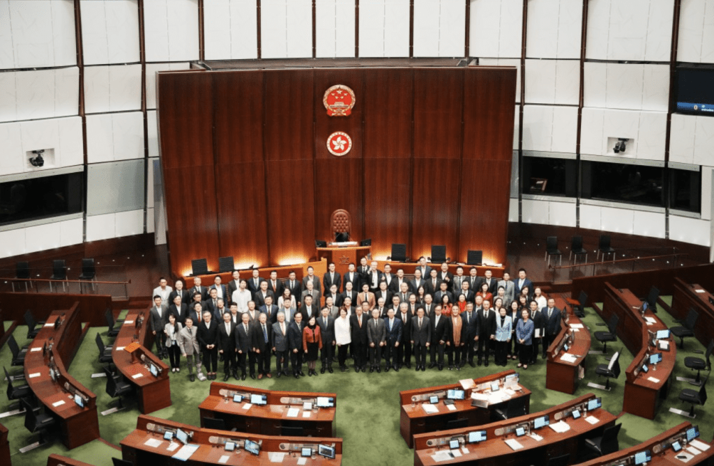 文章讚第七屆立法會一些議員為推動愛國愛港力量新老交替、薪火相傳,放棄競逐連任,表現出高風亮節。 文章讚第七屆立法會一些議員為推動愛國愛港力量新老交替、薪火相傳,放棄競逐連任,表現出高風亮節。