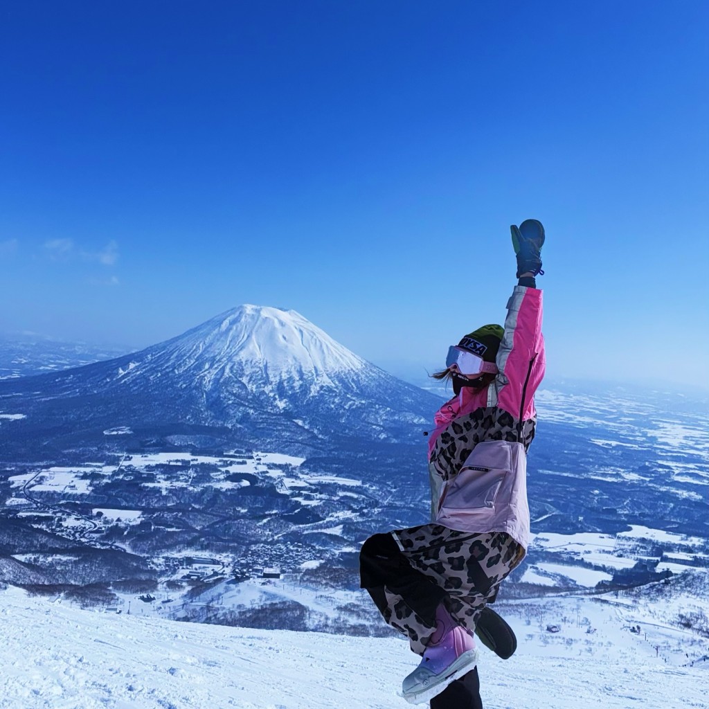 李彩華舉起單手、曲起單腳興奮地在富士山前打卡。