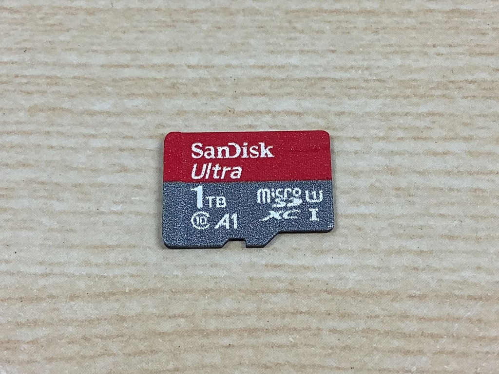 假SanDisk卡面印刷粗糙。 @data_sos / X 假SanDisk卡面印刷粗糙。 @data_sos / X