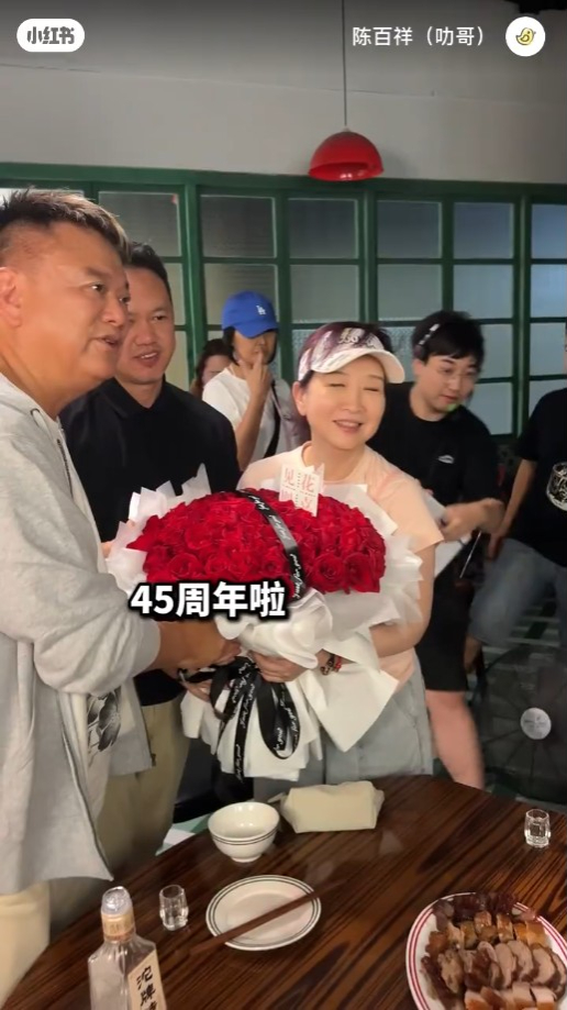 陈百祥送一大束红玫瑰给老婆黄杏秀。