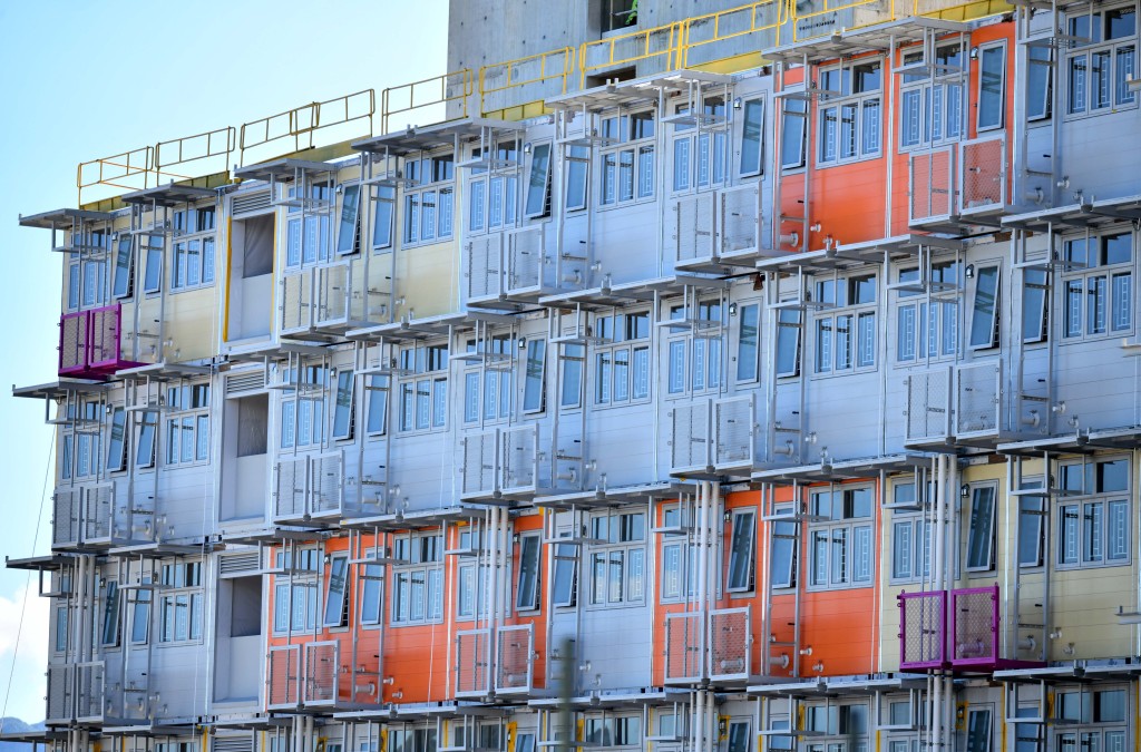 建築署已立即要求承建商，即安保-俊和聯營，暫停該項目相關撑板安裝工序。盧江球攝
