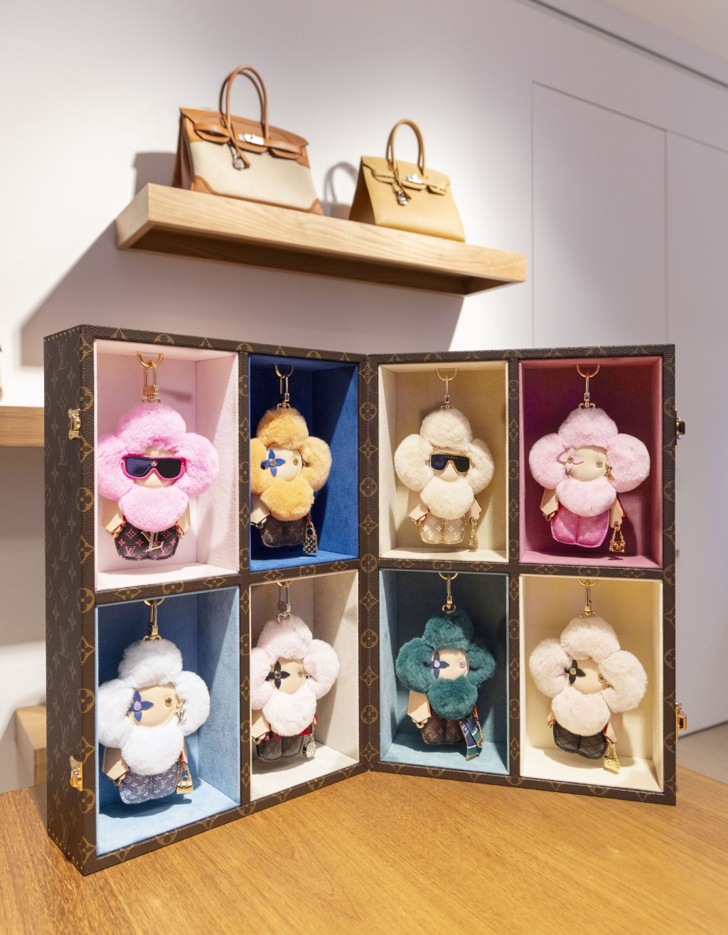 香港苏富比Salon展售多样化的国际高级品牌精选手袋、珠宝及名表。