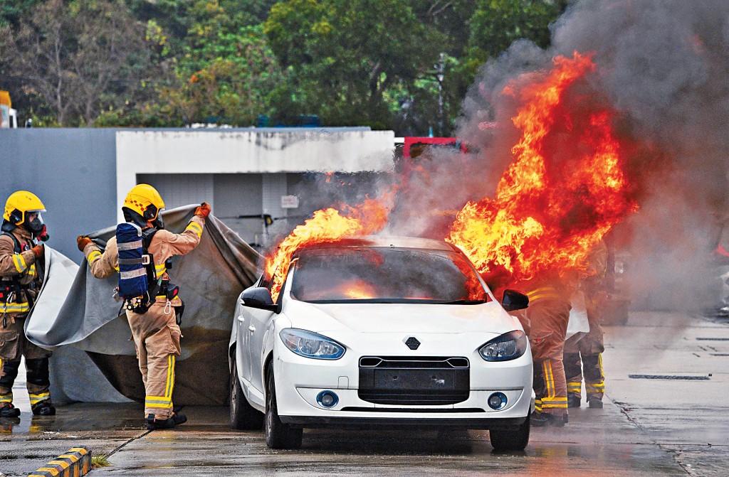 電動車輛專用滅火氈能快速有效地抑制鋰電池燃燒引發的火勢。