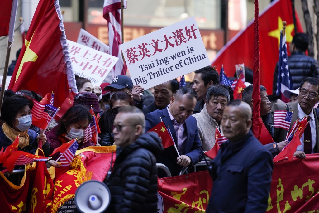 酒店對面有約20名華人抗議蔡英文過境美國。美聯社