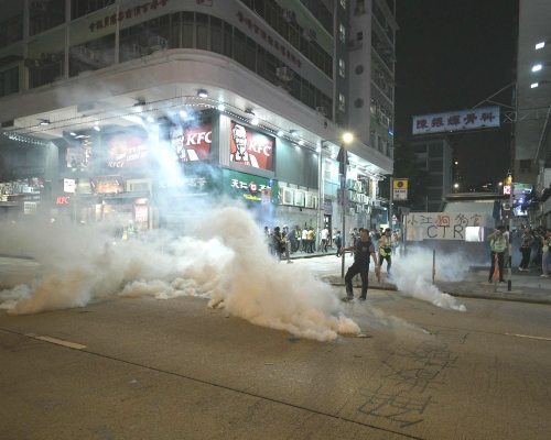警方發射催淚彈