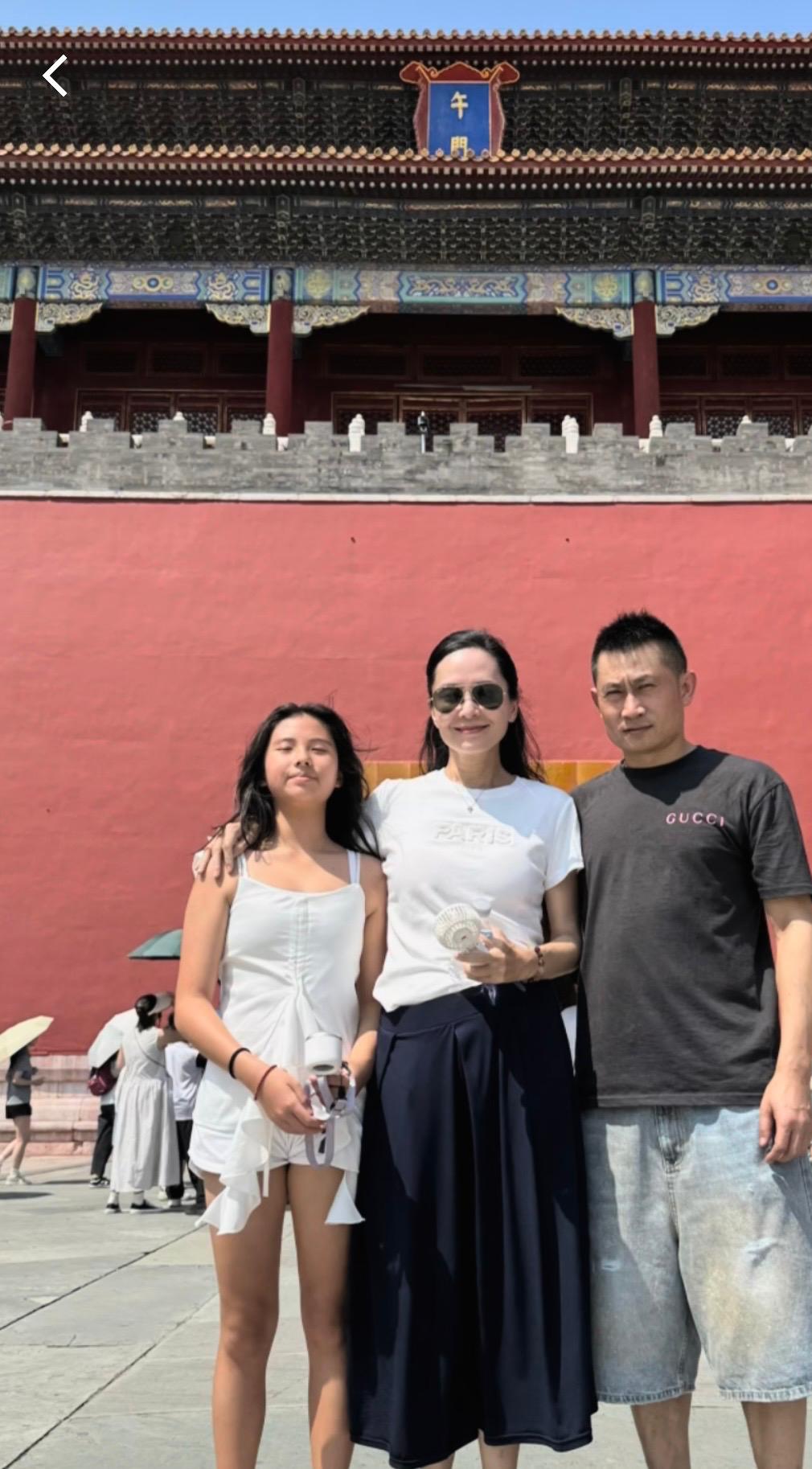 郭羨妮一家北上拜年。
