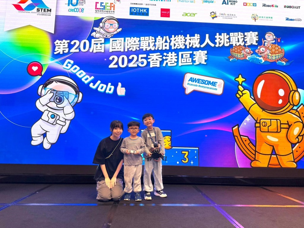 潘睿晞同學（右一）積極參與各類科技創意比賽，累積實戰經驗，今次於「第四屆深港澳青少年創意設計大賽」再創佳績。