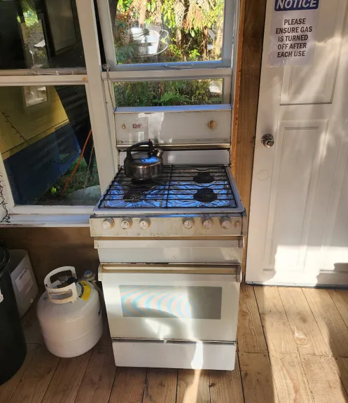 小屋另一火源为液化气罐煮食炉。 Airbnb