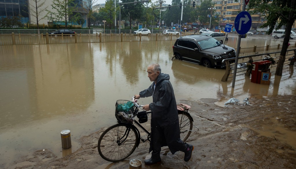 洪水過後，北京部分街道依然水浸。　路透社