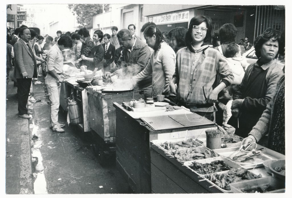 一行數排都是小熟食販檔，要果腹毋須長途跋涉了。1985年攝