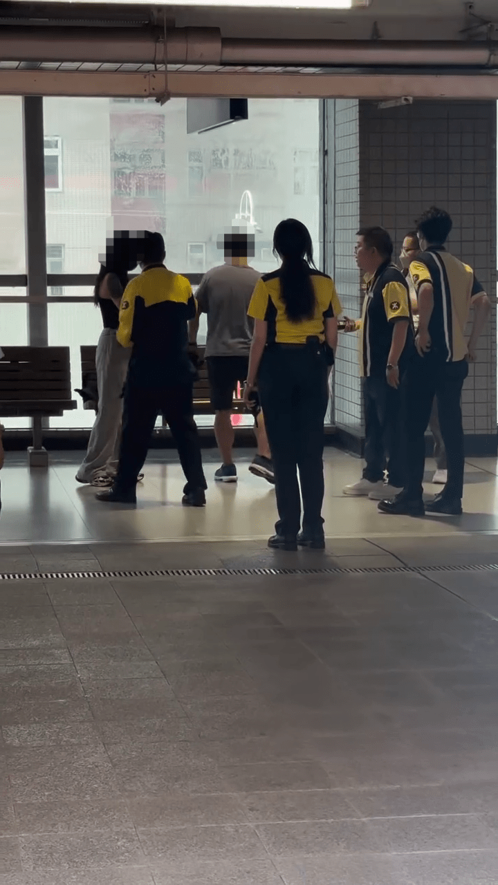 兩人於大圍站落車，港鐵職員在場處理。Threads：dse2.028
