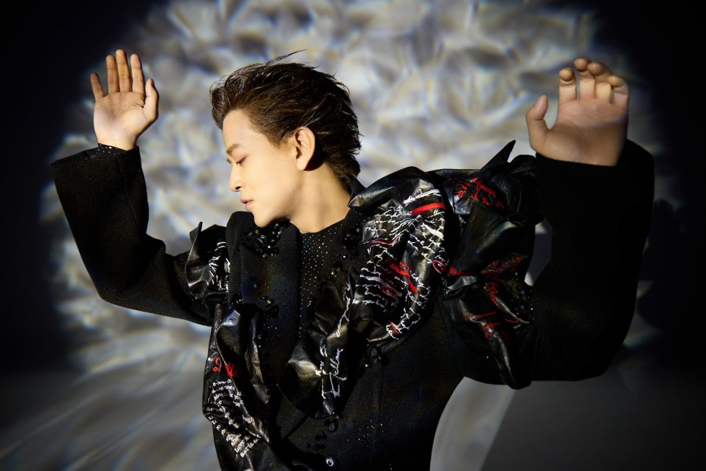 黑色造型是氣場全開的「暗黑修羅」。