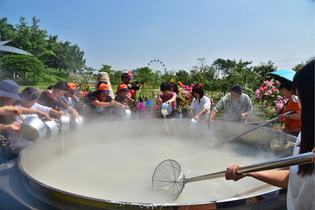 2018年廣東高明萬人瀨粉節，遊客們在直徑3米的大鍋製作高明瀨粉。