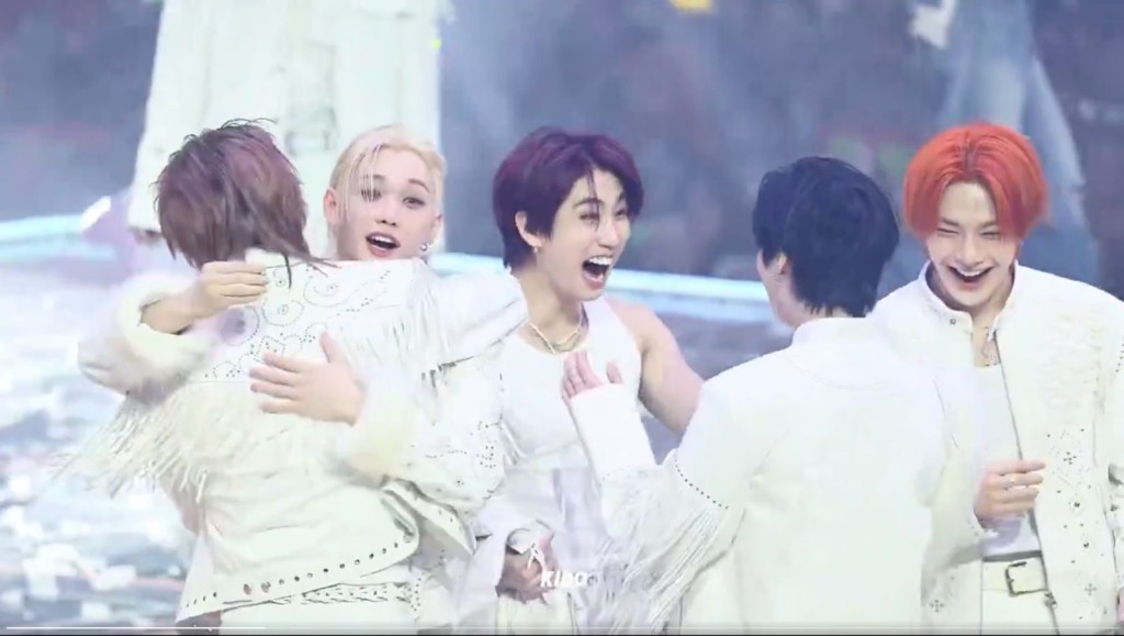 鉉辰即興奮得攬實Felix。