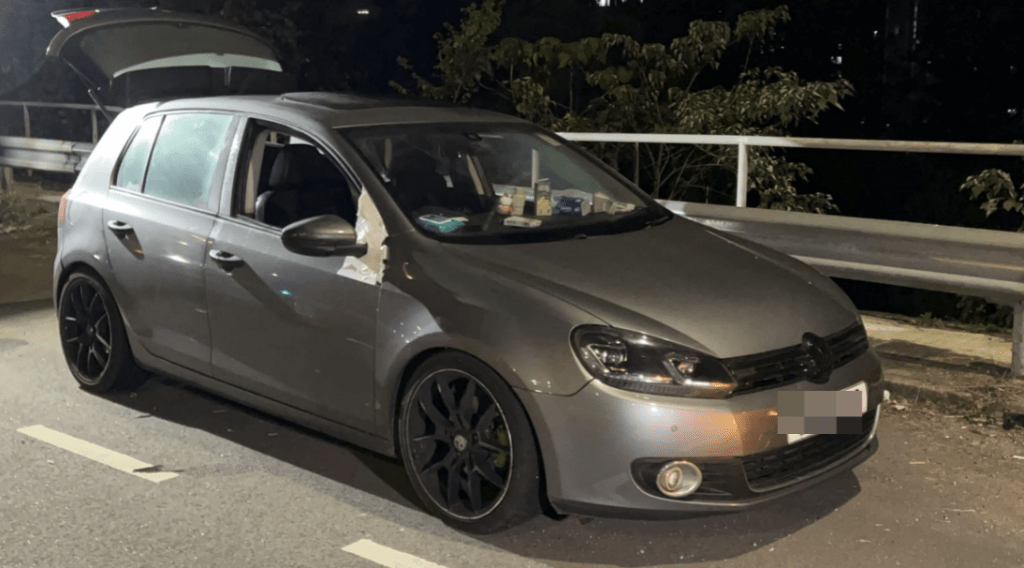 警員搜查車內，檢獲多包懷疑毒品。蔡楚輝攝