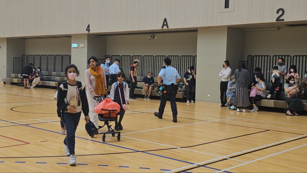 部分到體育館暫避的居民包括南亞裔一家大小。(徐裕民攝)