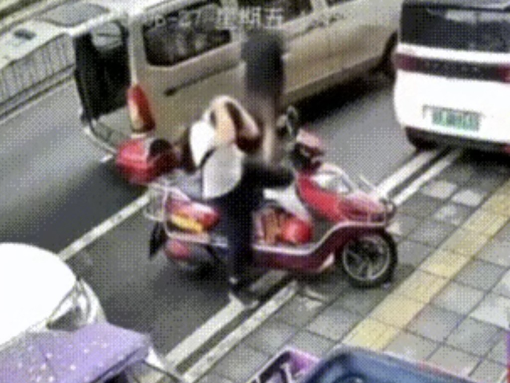 貴陽街頭兩把菜刀突然從天而降,險砸中路人。大風新聞 貴陽街頭兩把菜刀突然從天而降,險砸中路人。大風新聞