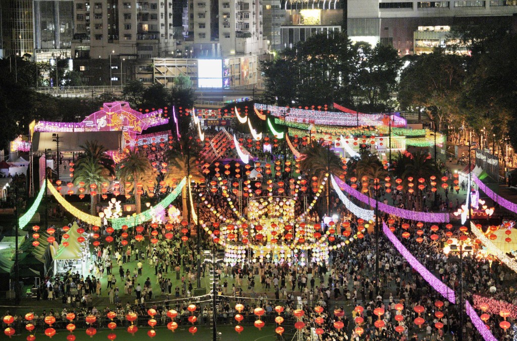 作為每年中秋綵燈會的核心地帶,維多利亞公園無疑是感受節日氣氛最熱鬧的賞月好去處。 作為每年中秋綵燈會的核心地帶,維多利亞公園無疑是感受節日氣氛最熱鬧的賞月好去處。
