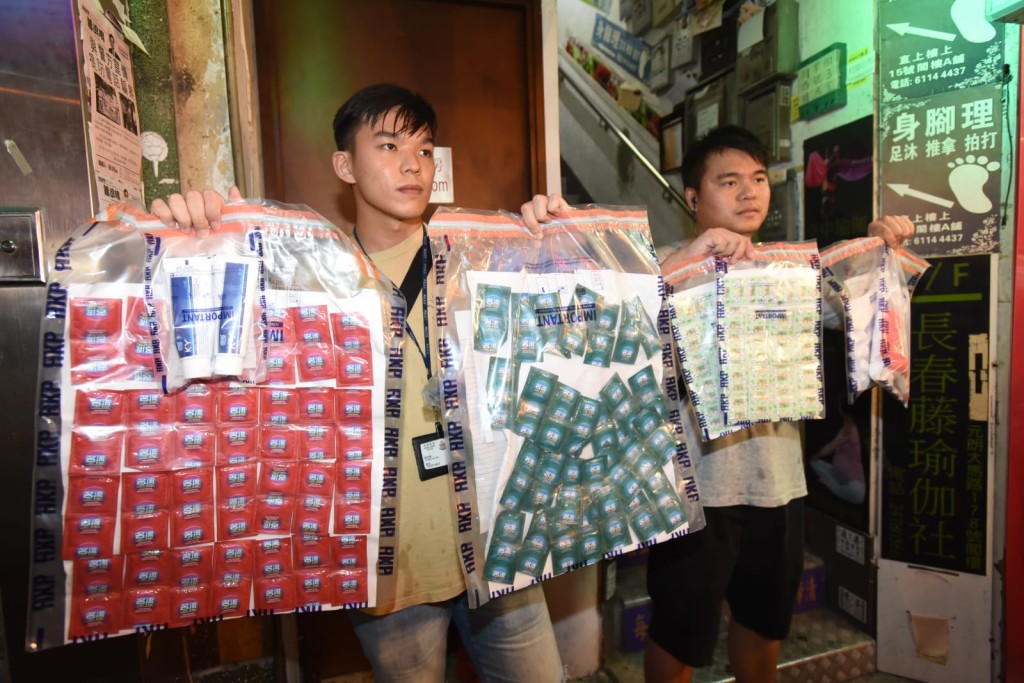 行動中檢獲一批證物，包括避孕套、毛巾和按摩牀等。