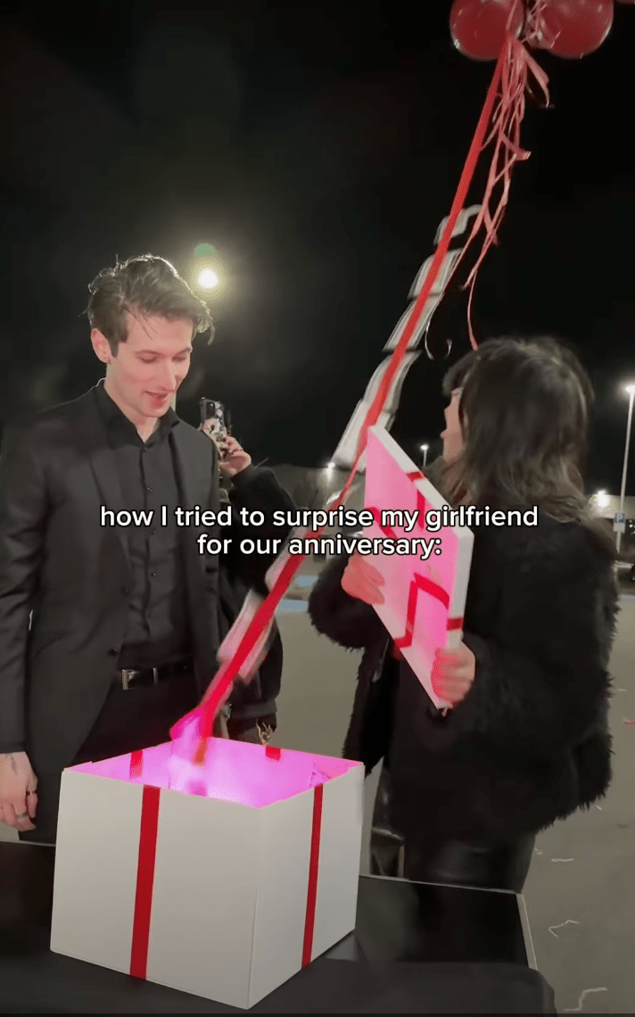 男子將綁有現金的氣球放入盒內，2000美元鈔票被串成「現金長繩」，與氣球連在一起。當女友打開盒蓋時，氣球徐徐升起，鈔票隨之展開，看似浪漫滿分。 