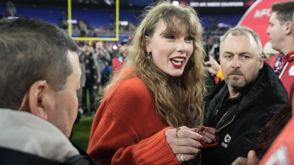 Taylor Swift到NFL球场支持男友，与球迷粉丝亲切互动。 美联社