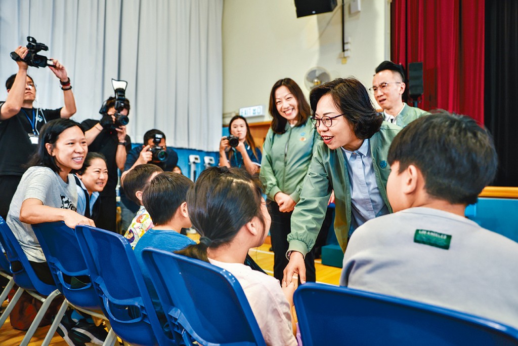 民青局局長麥美娟（右二）及民政事務總署署長杜潔麗（左）了解社區內兒童身心健康需要。