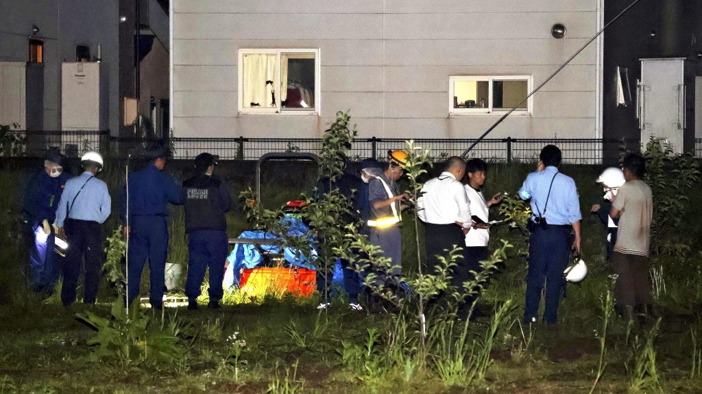 警员在事故现场调查。 路透社